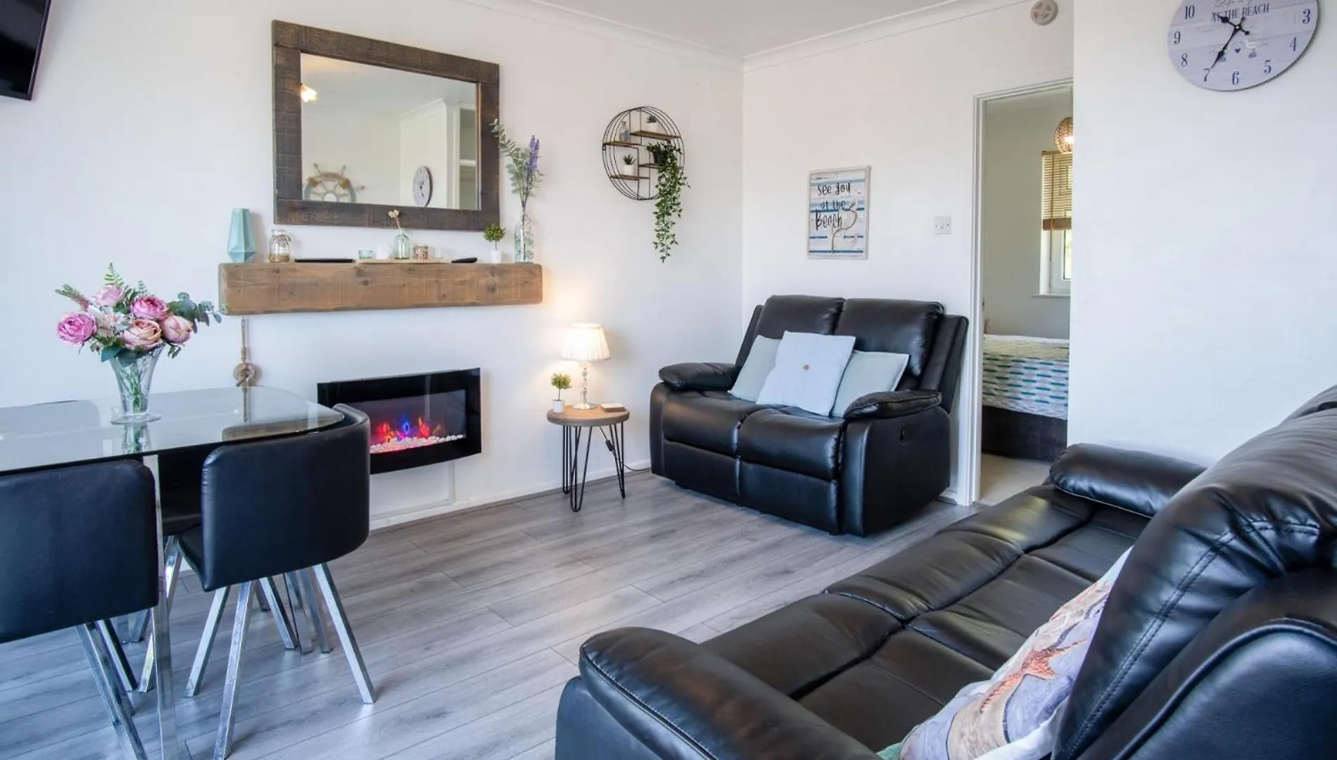 Bayview 32 - 2 Bedroom Chalet - Bayview Oxwich 0*,  United Kingdom